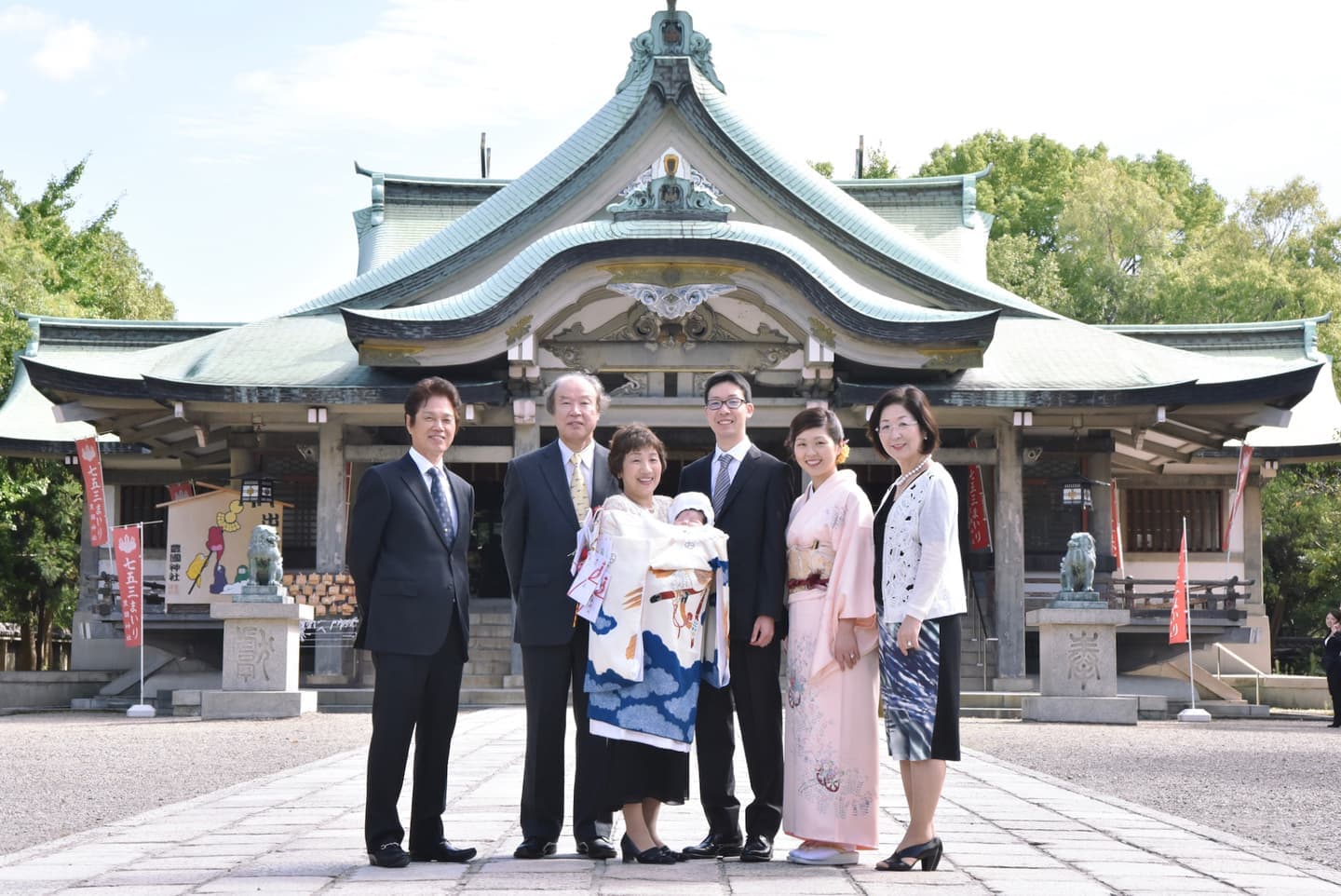 豊國神社でお宮参りをした赤ちゃんと家族