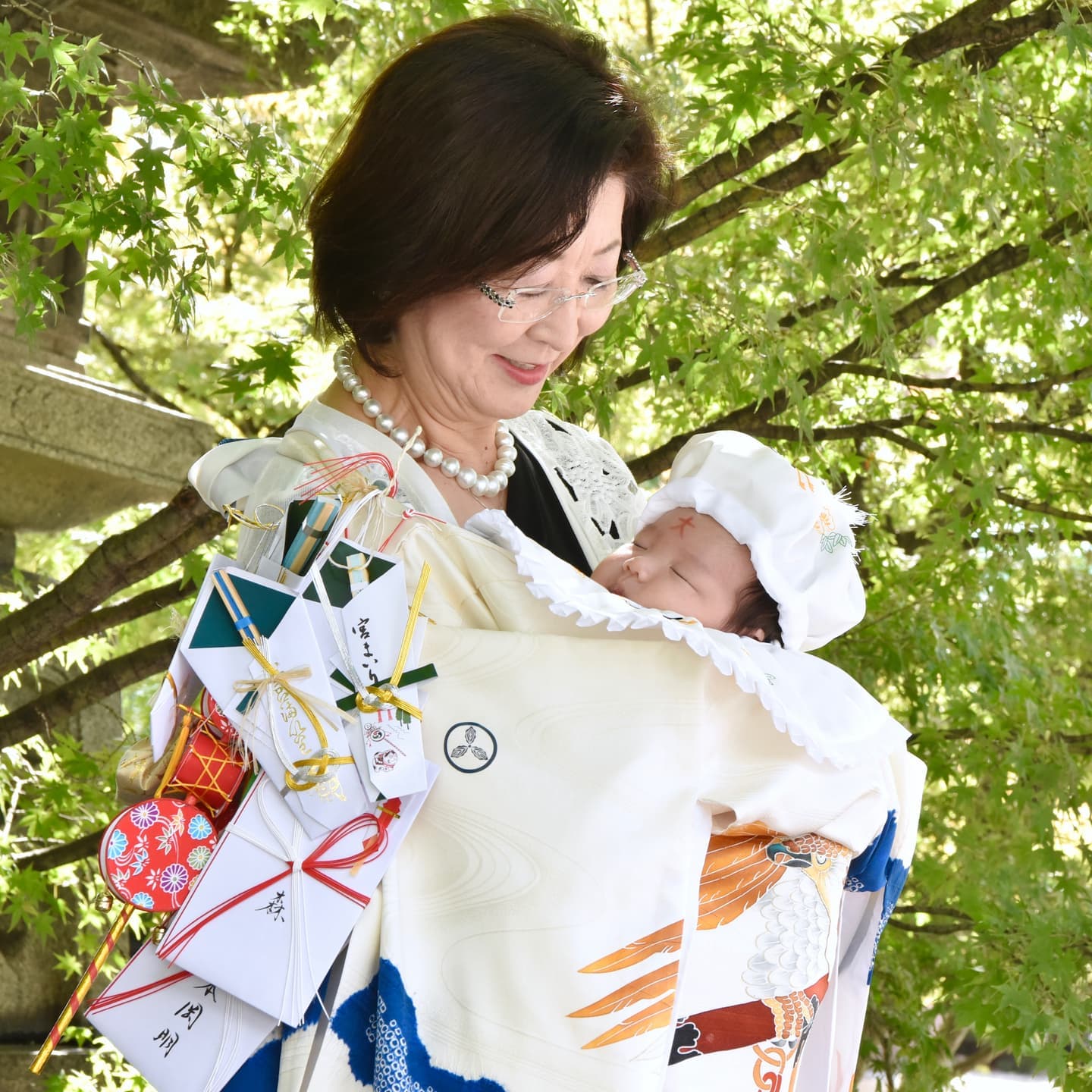 豊國神社でお宮参りをした赤ちゃんと家族