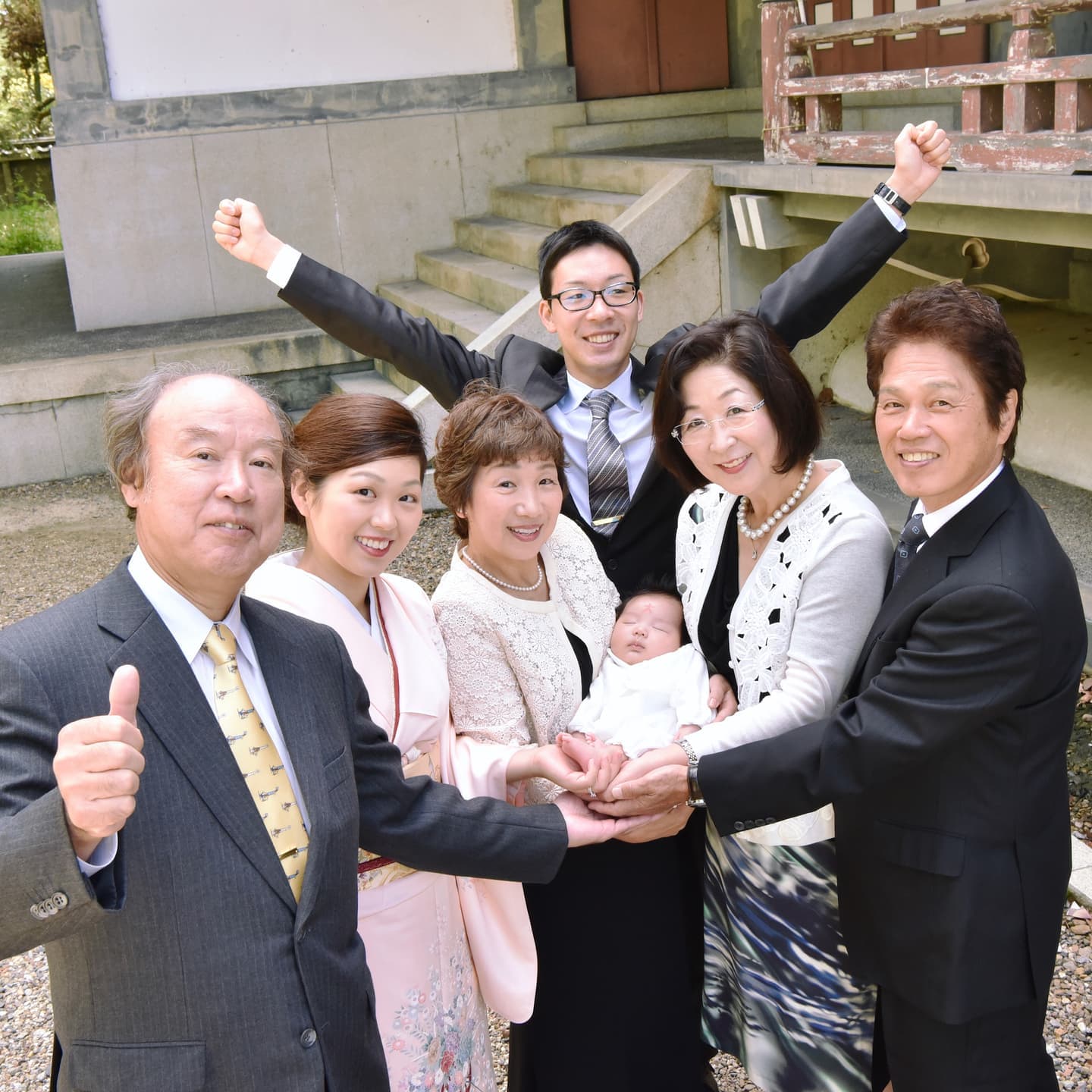 豊國神社でお宮参りをした赤ちゃんと家族