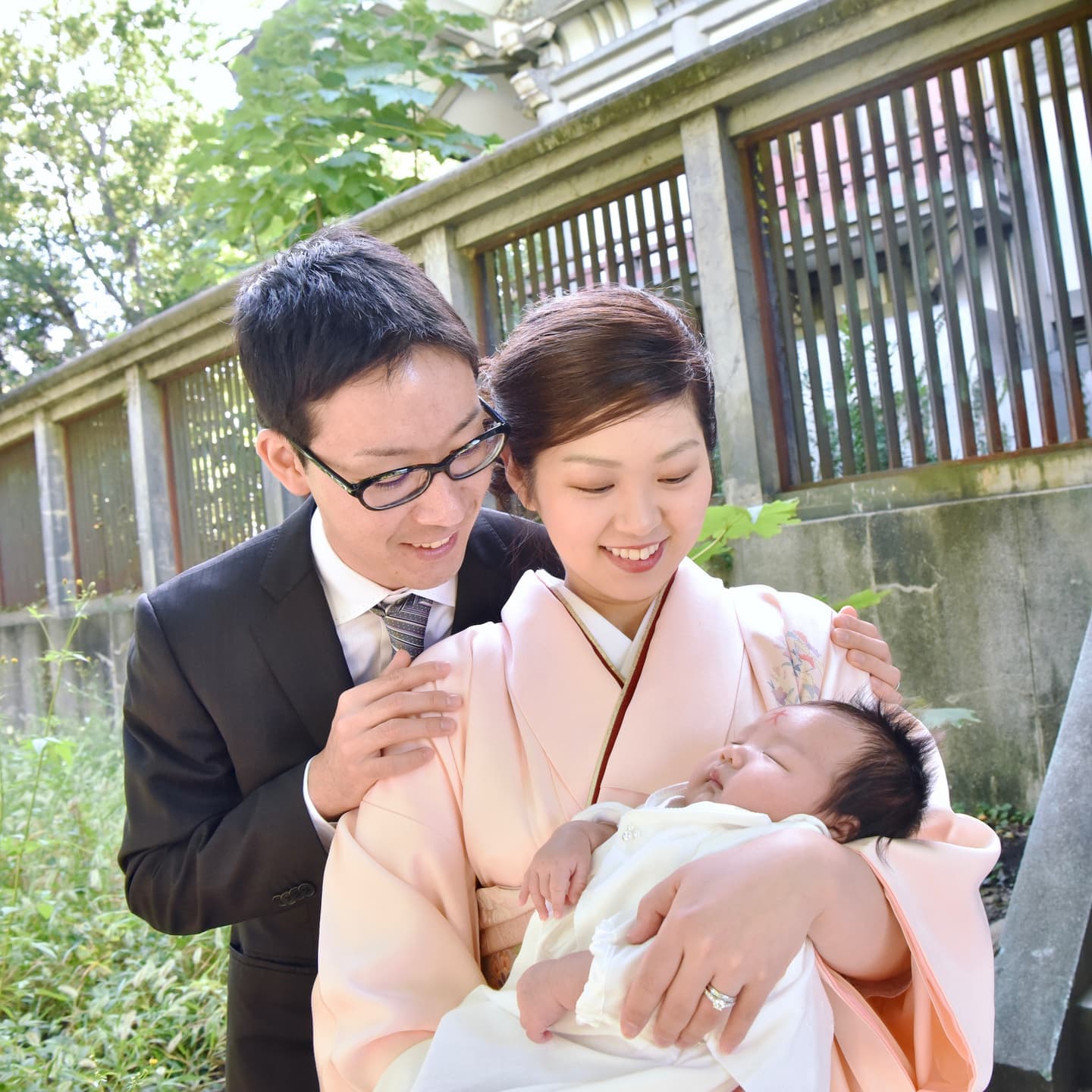 豊國神社でお宮参りをした赤ちゃんと家族