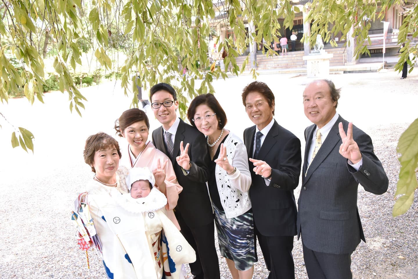 豊國神社でお宮参りをした赤ちゃんと家族