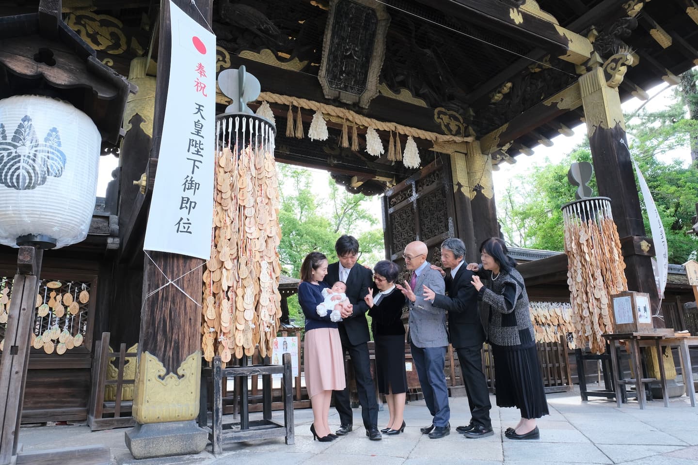 京都の豊国神社でお宮参りをした赤ちゃんと家族