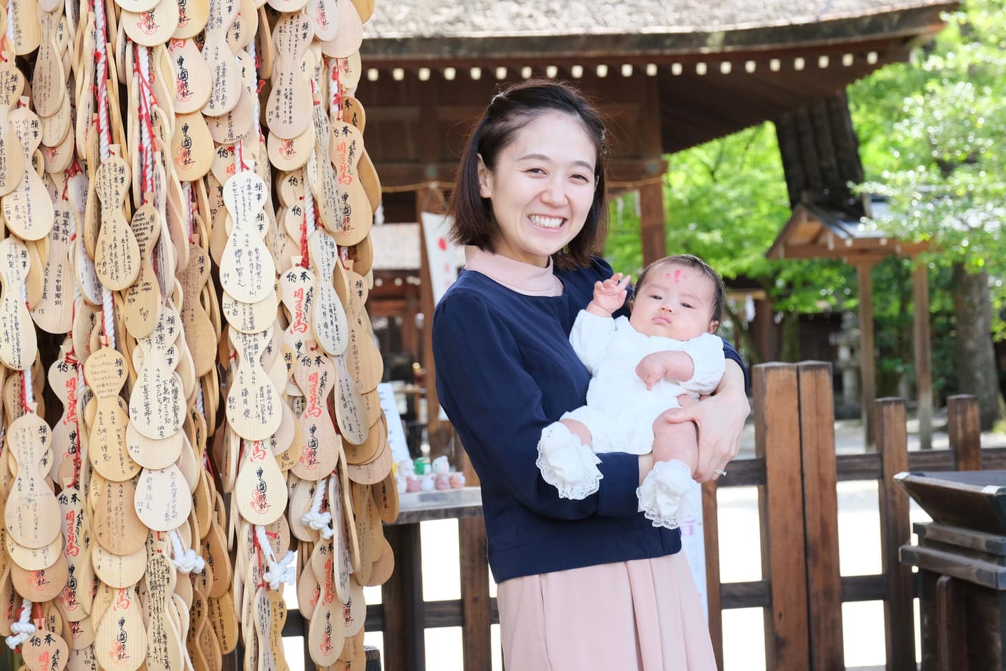 京都の豊国神社でお宮参りをした赤ちゃんと家族