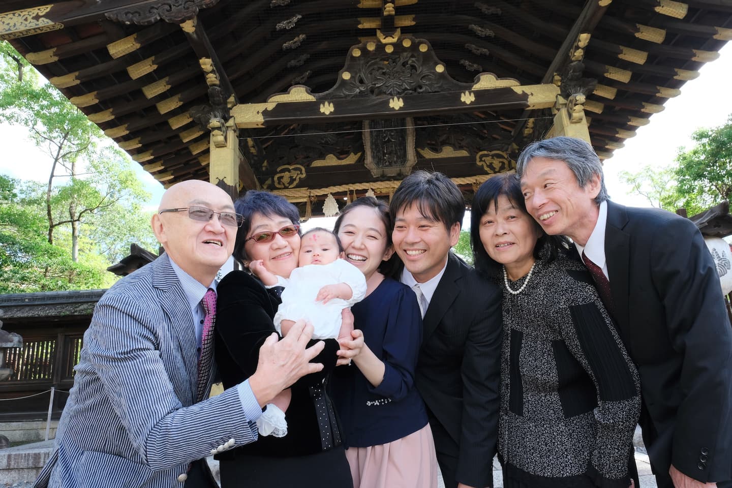 京都の豊国神社でお宮参りをした赤ちゃんと家族