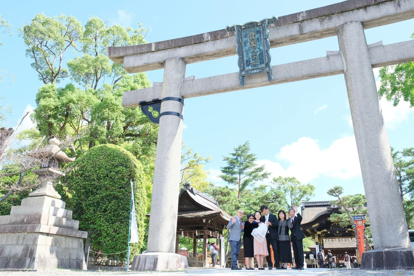 京都の豊国神社でお宮参りをした赤ちゃんと家族