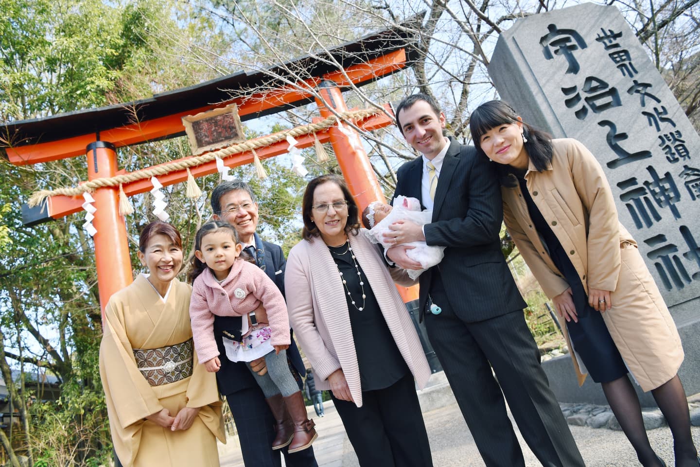 宇治上神社でお宮参りをした赤ちゃんと家族