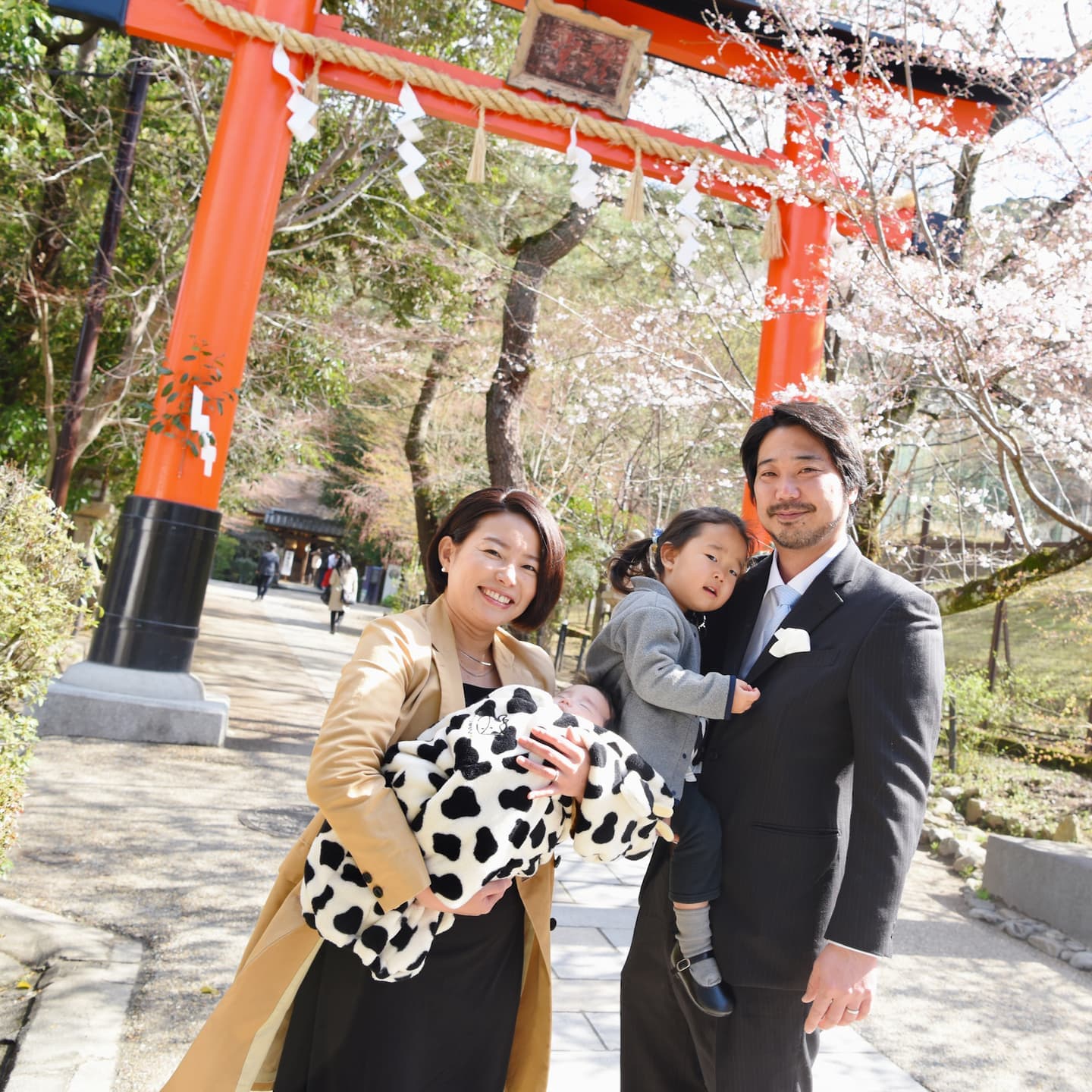 宇治上神社でお宮参りをした赤ちゃんと家族