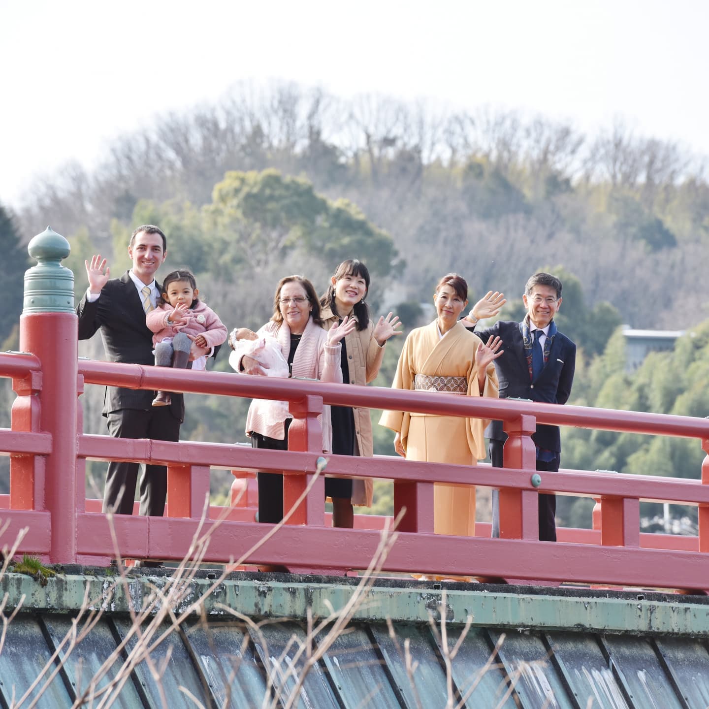 宇治上神社でお宮参りをした赤ちゃんと家族