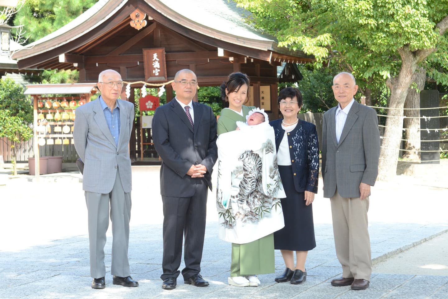 生國魂神社でお宮参りをした赤ちゃんと家族