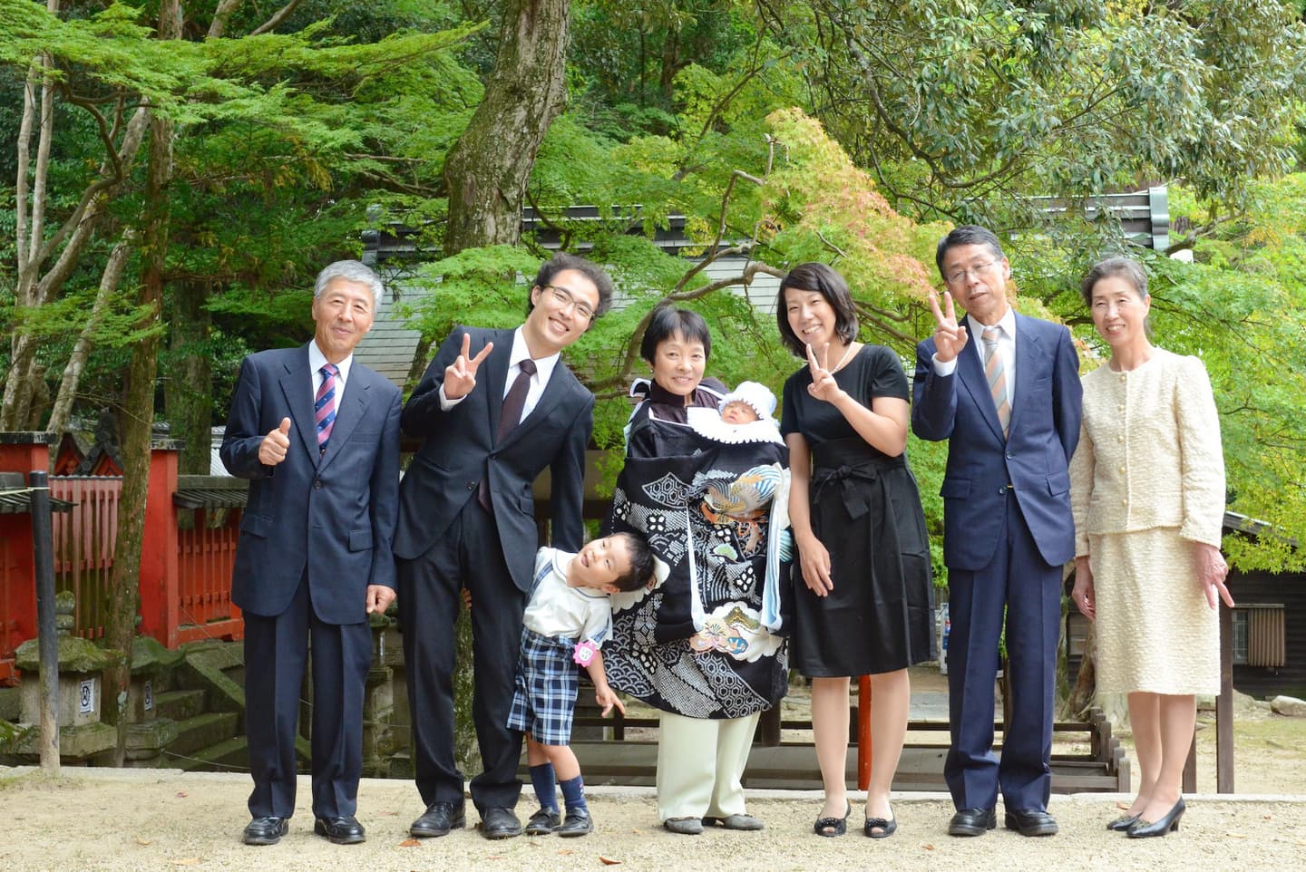 手向山八幡宮でお宮参りをした赤ちゃんと家族