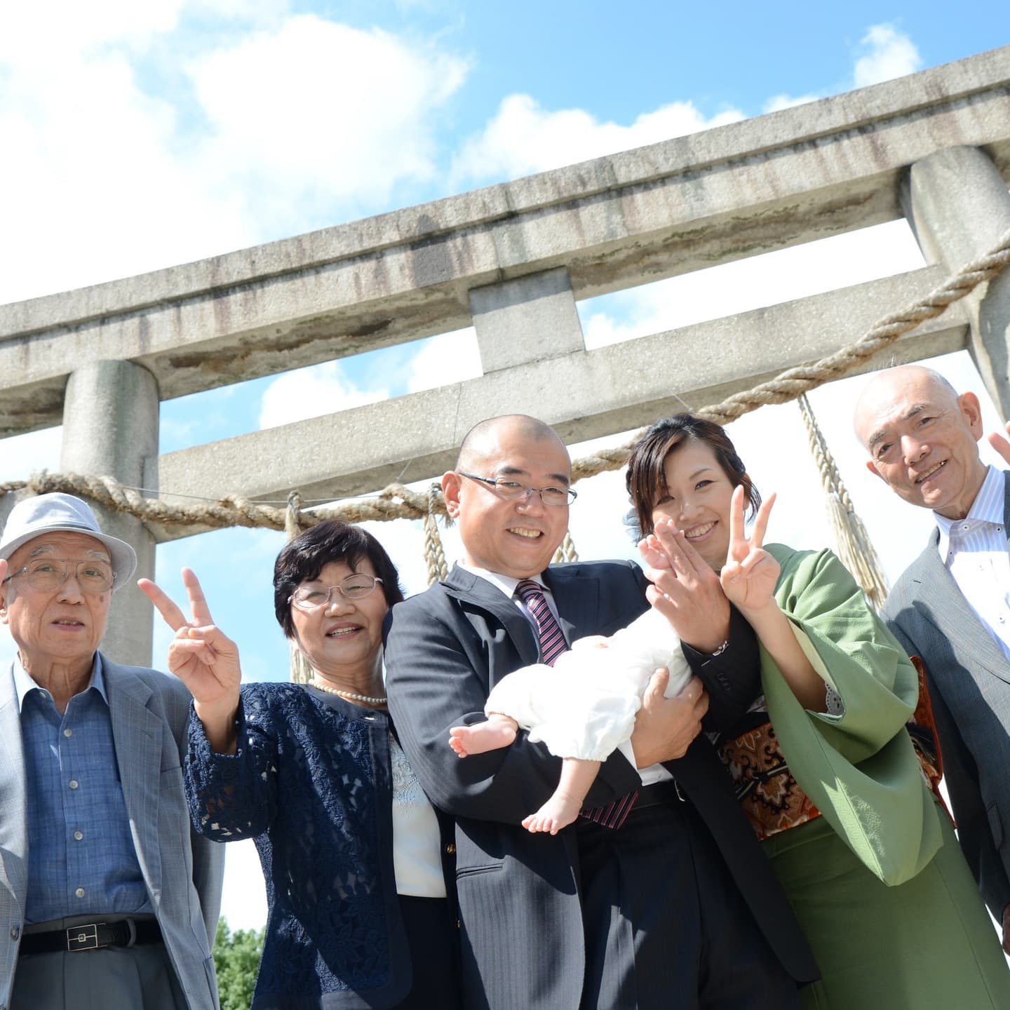 生國魂神社でお宮参りをした赤ちゃんと家族