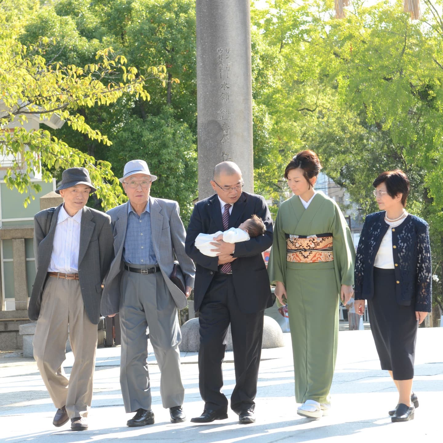 生國魂神社でお宮参りをした赤ちゃんと家族