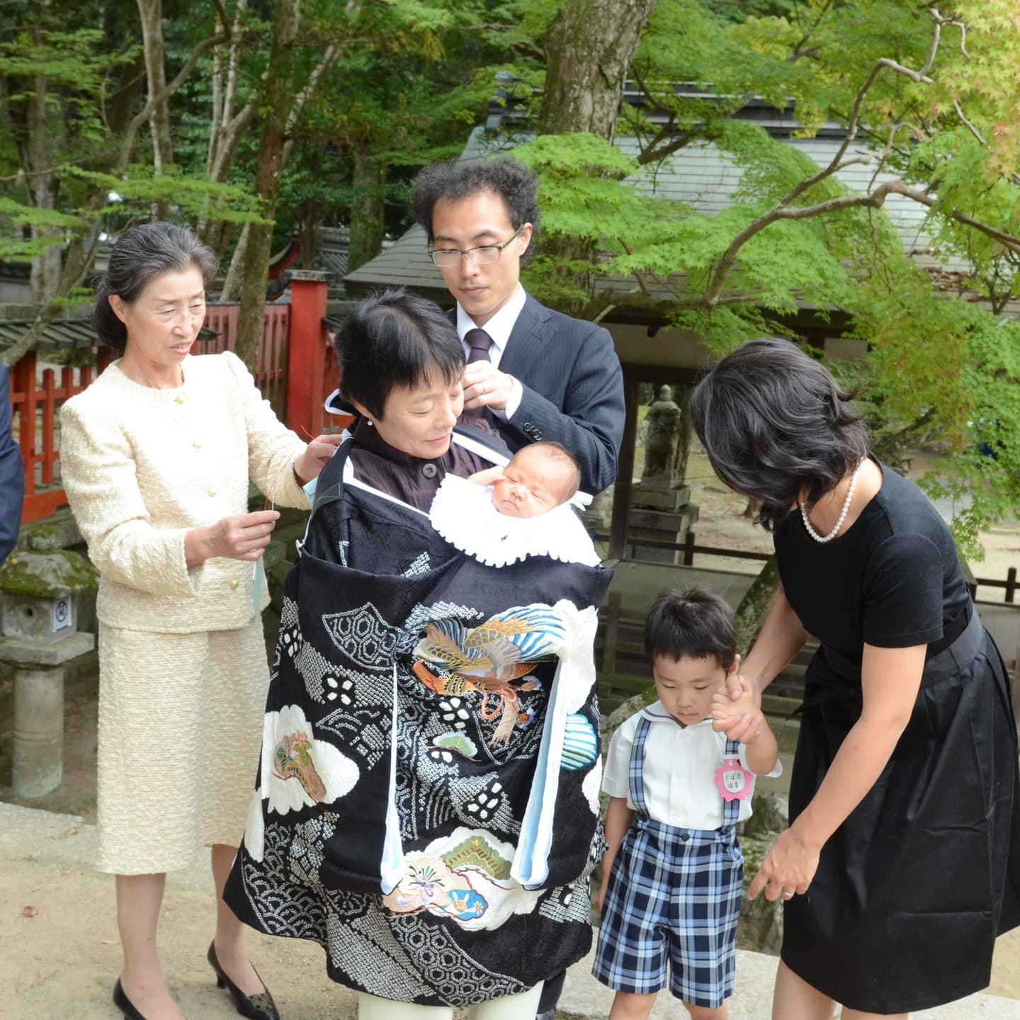 手向山八幡宮でお宮参りをした赤ちゃんと家族