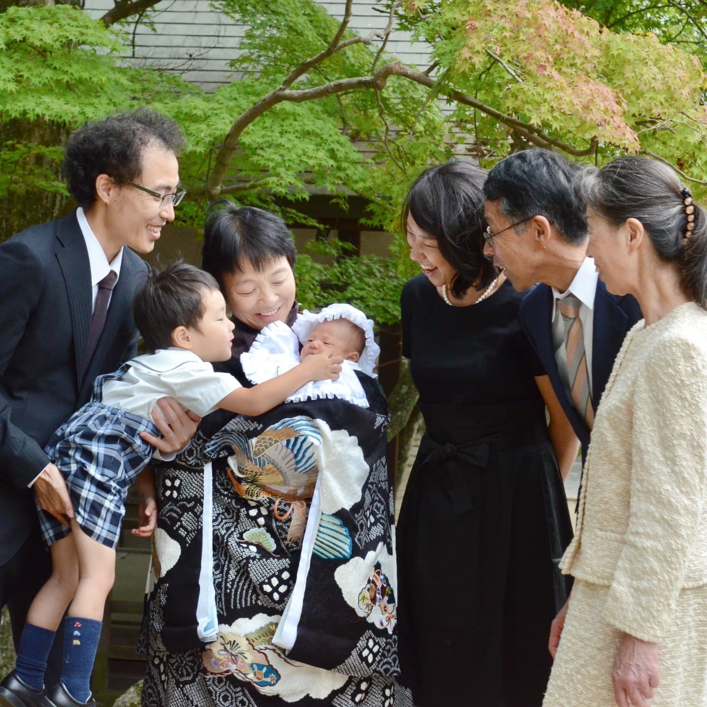 手向山八幡宮でお宮参りをした赤ちゃんと家族