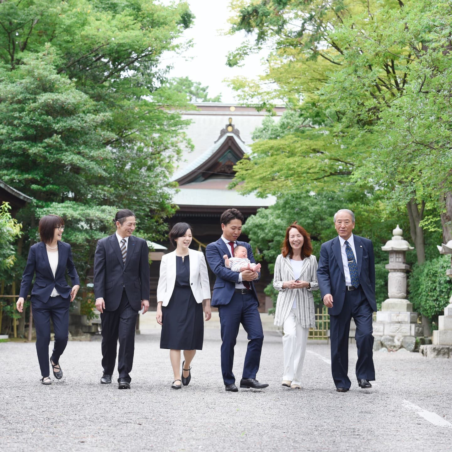 浜松八幡宮でお宮参りをした赤ちゃんと家族