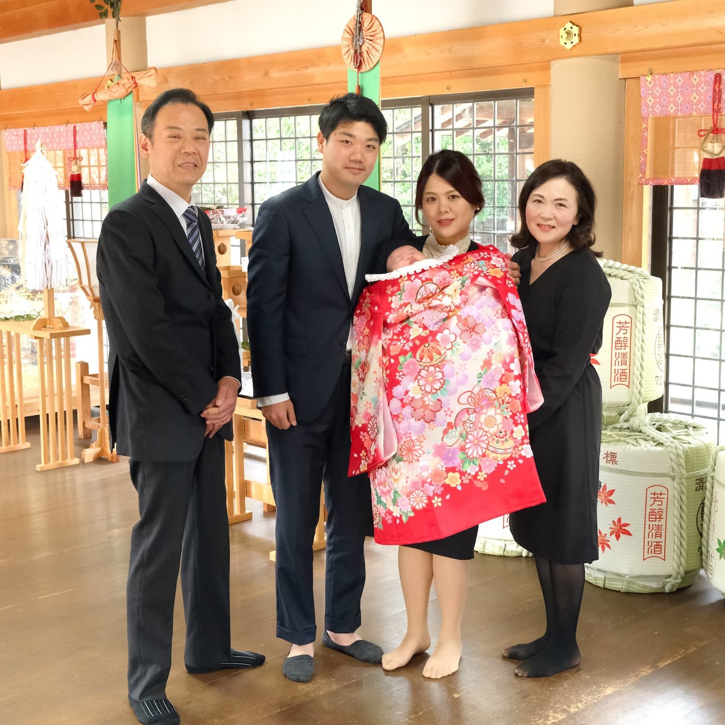 龍田神社でお宮参りをした赤ちゃんと家族