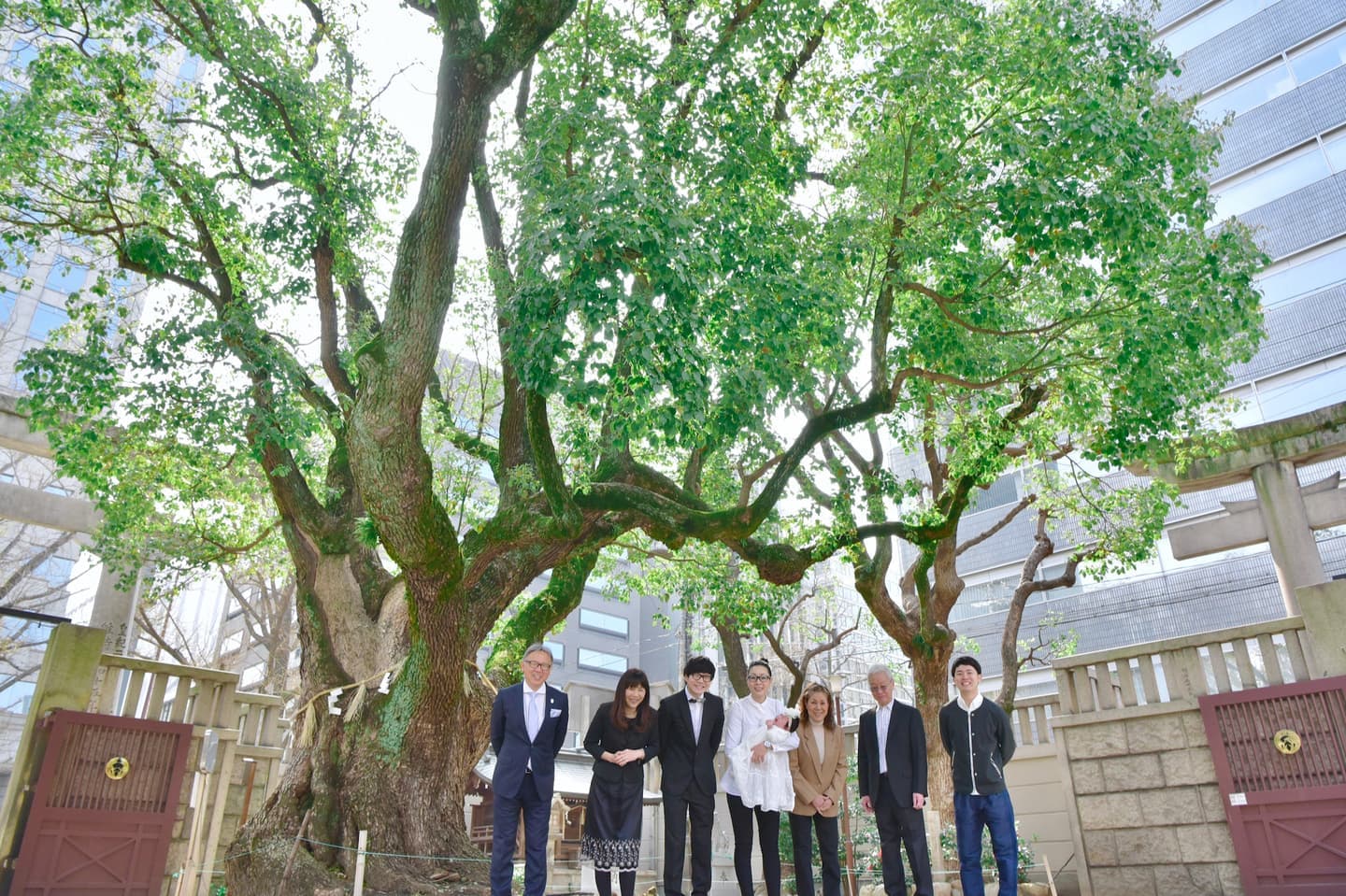 難波神社でお宮参りをした赤ちゃんと家族