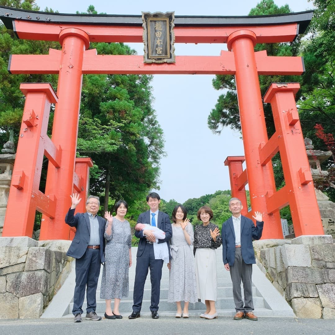 龍田大社でお宮参りの赤ちゃん