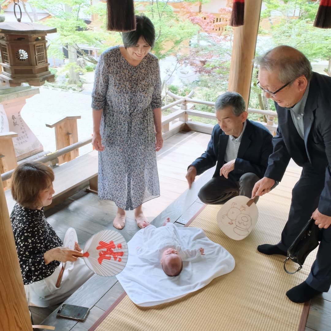 龍田大社でお宮参りの赤ちゃん