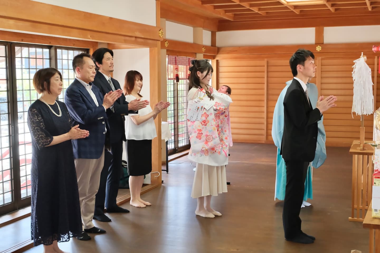 神社でお宮参りの赤ちゃんの家族写真