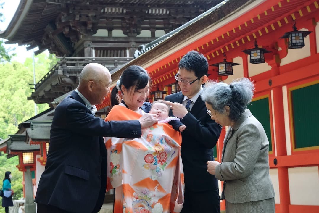 石上神宮でお宮参りの赤ちゃん