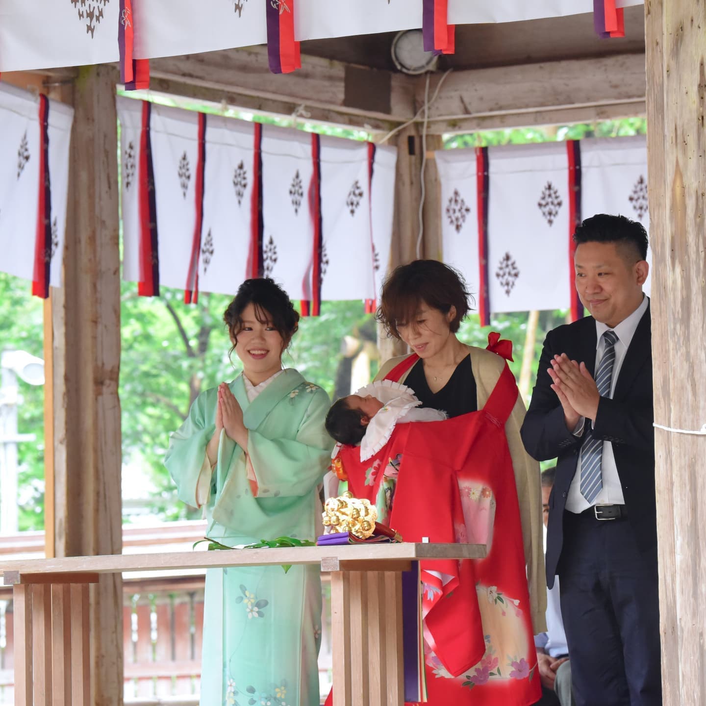 日吉大社でお宮参りをした赤ちゃんと家族