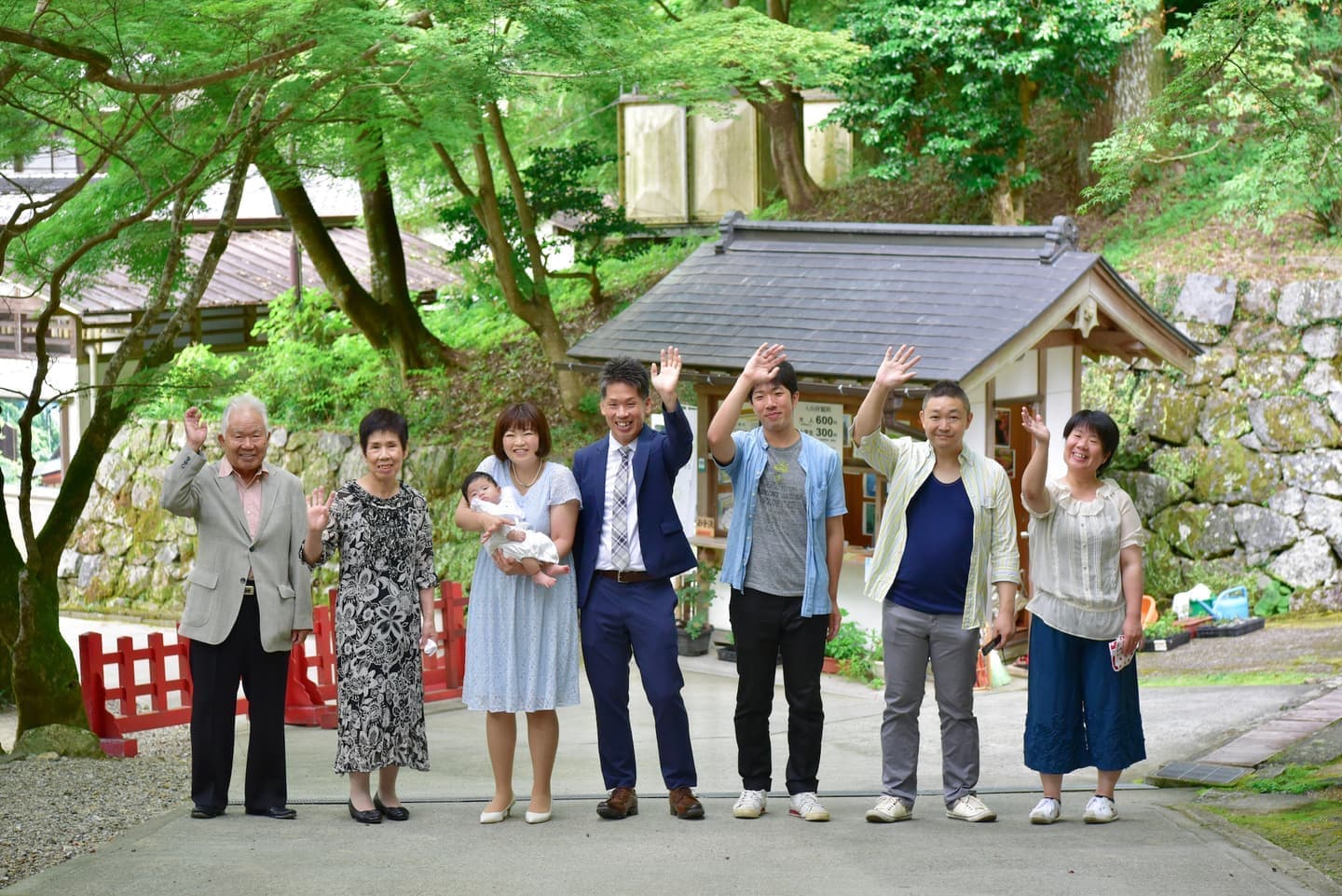 談山神社でお宮参りをした赤ちゃんと家族