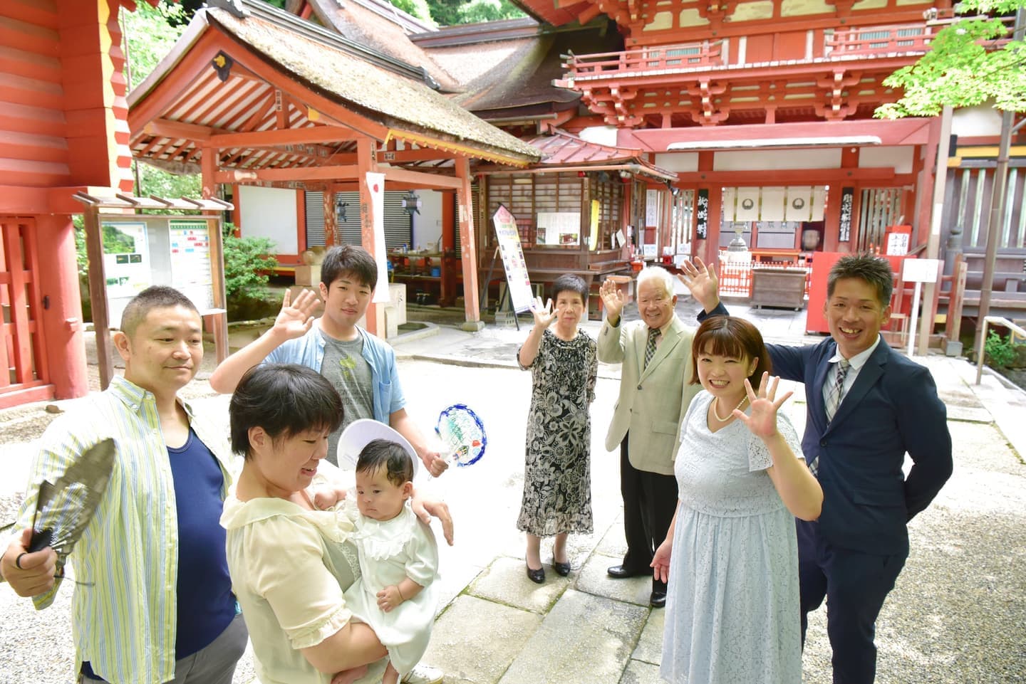 談山神社でお宮参りをした赤ちゃんと家族