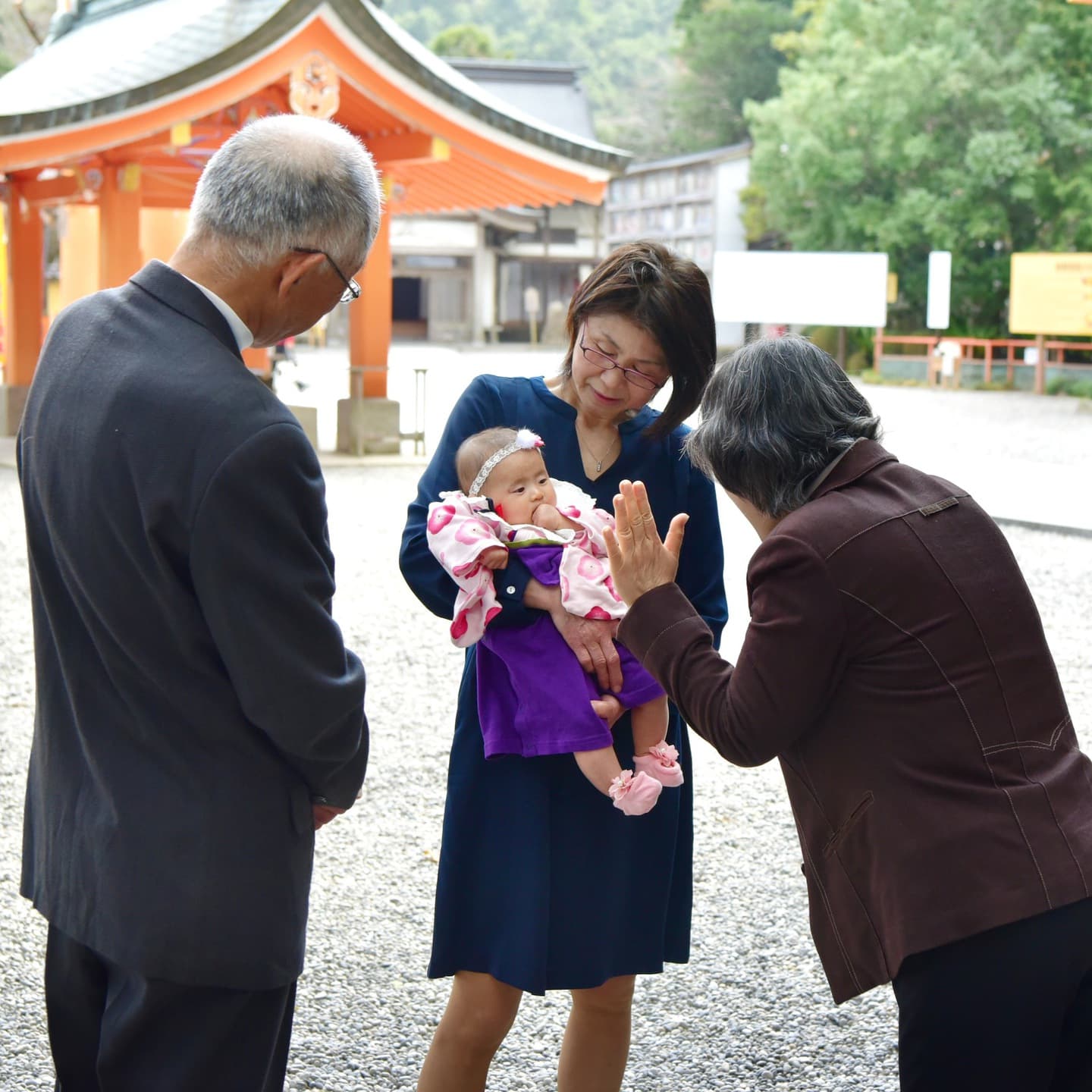 熊野那智大社でお宮参りをした赤ちゃんと家族