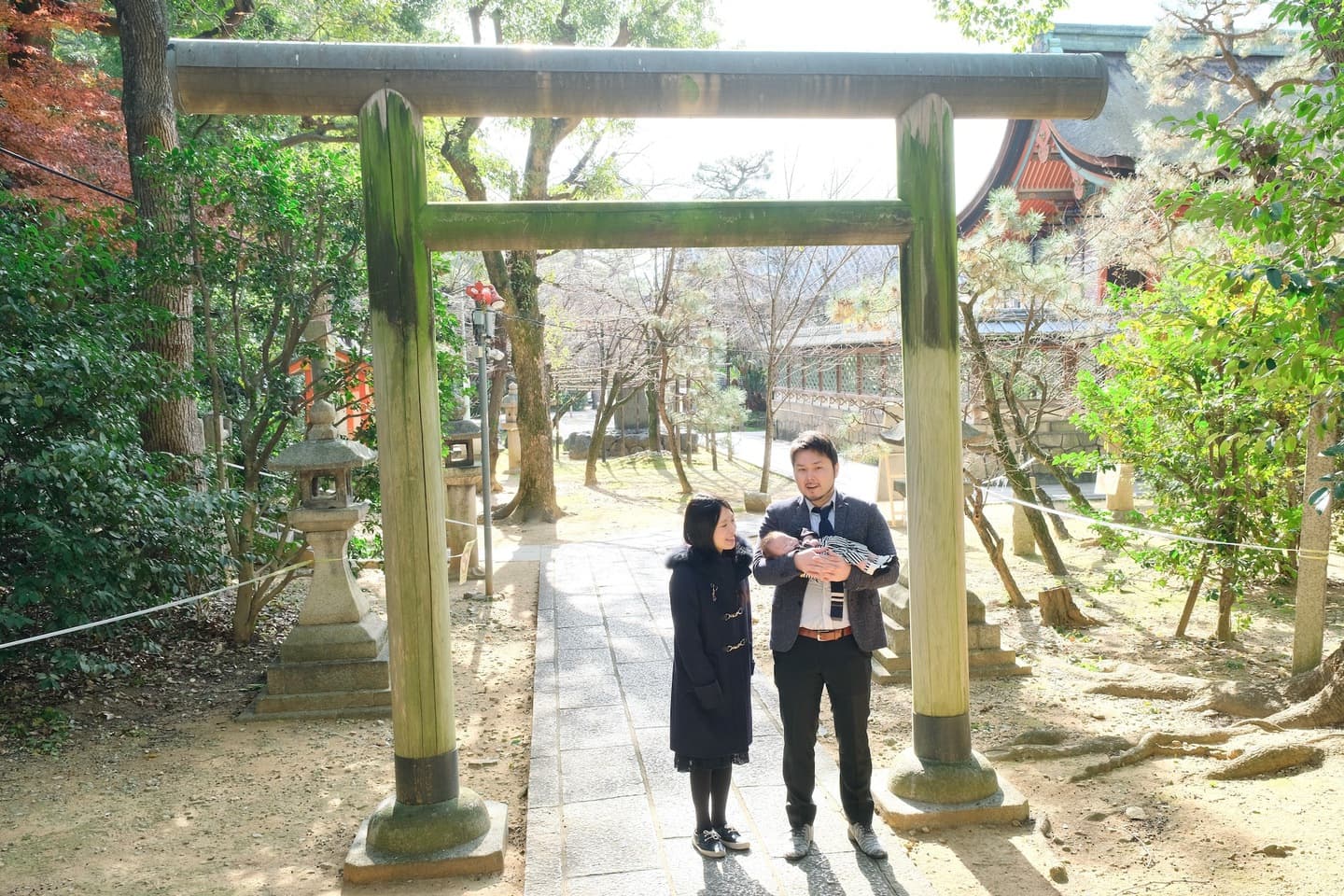 御香宮神社でお宮参りをしている家族
