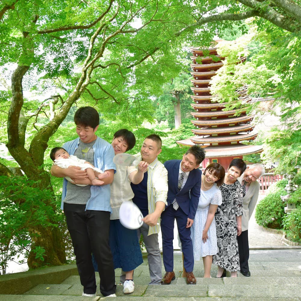 神社にお宮参りに来た赤ちゃん