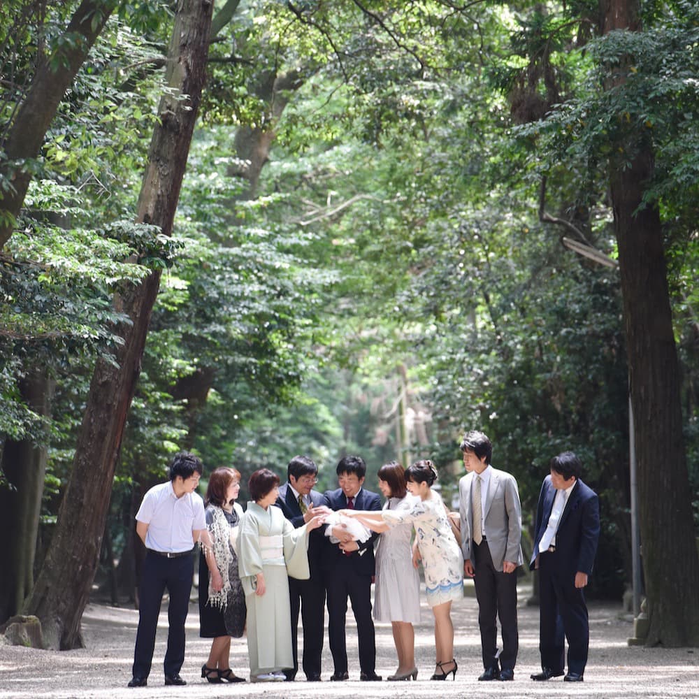 神社にお宮参りに来た赤ちゃん
