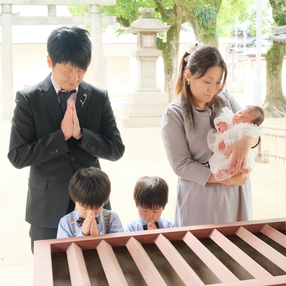 神社にお宮参りに来た赤ちゃん