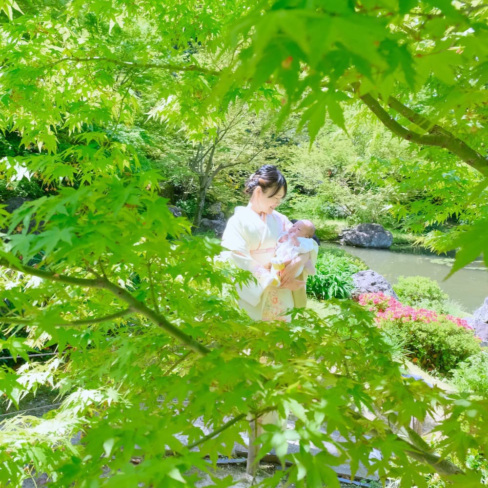 神社にお宮参りに来た赤ちゃん