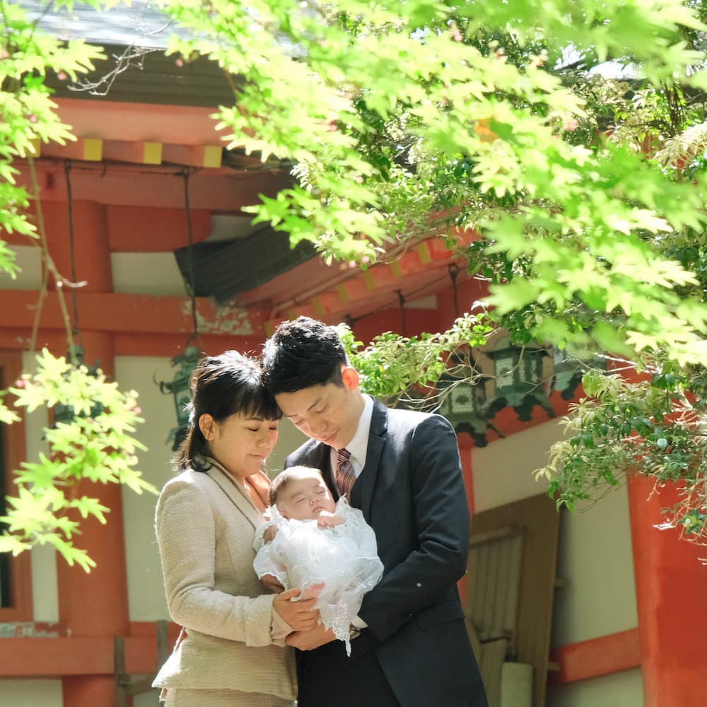 神社にお宮参りに来た赤ちゃん