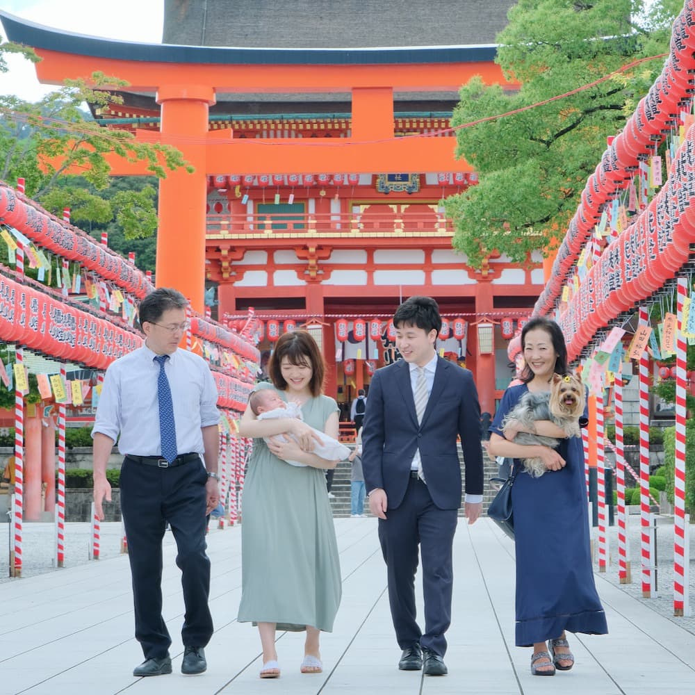 神社にお宮参りに来た赤ちゃん