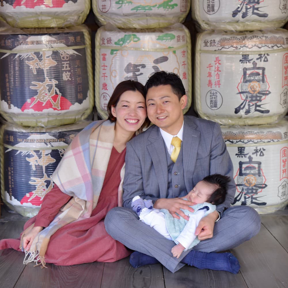 神社にお宮参りに来た赤ちゃん
