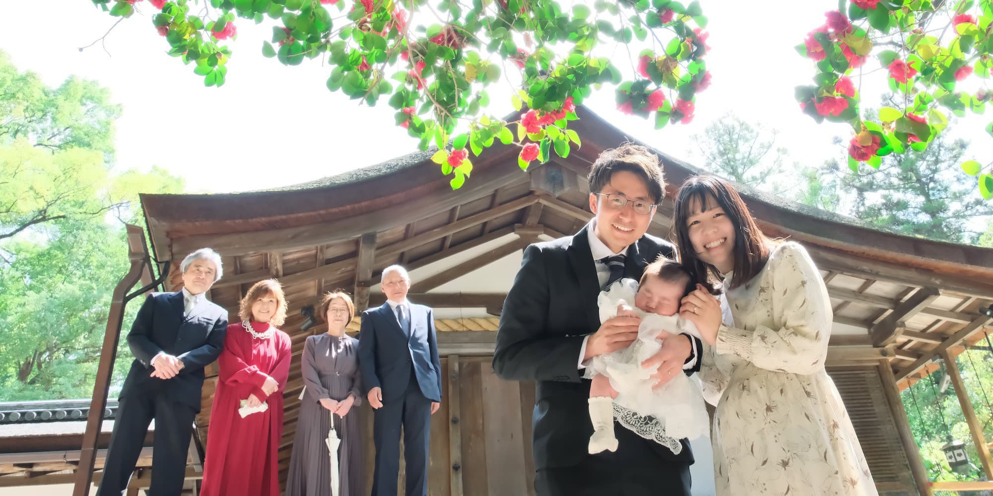 神社にお宮参りに来た赤ちゃん