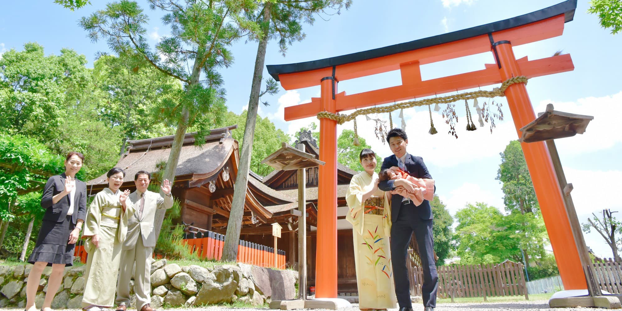 神社にお宮参りに来た赤ちゃん