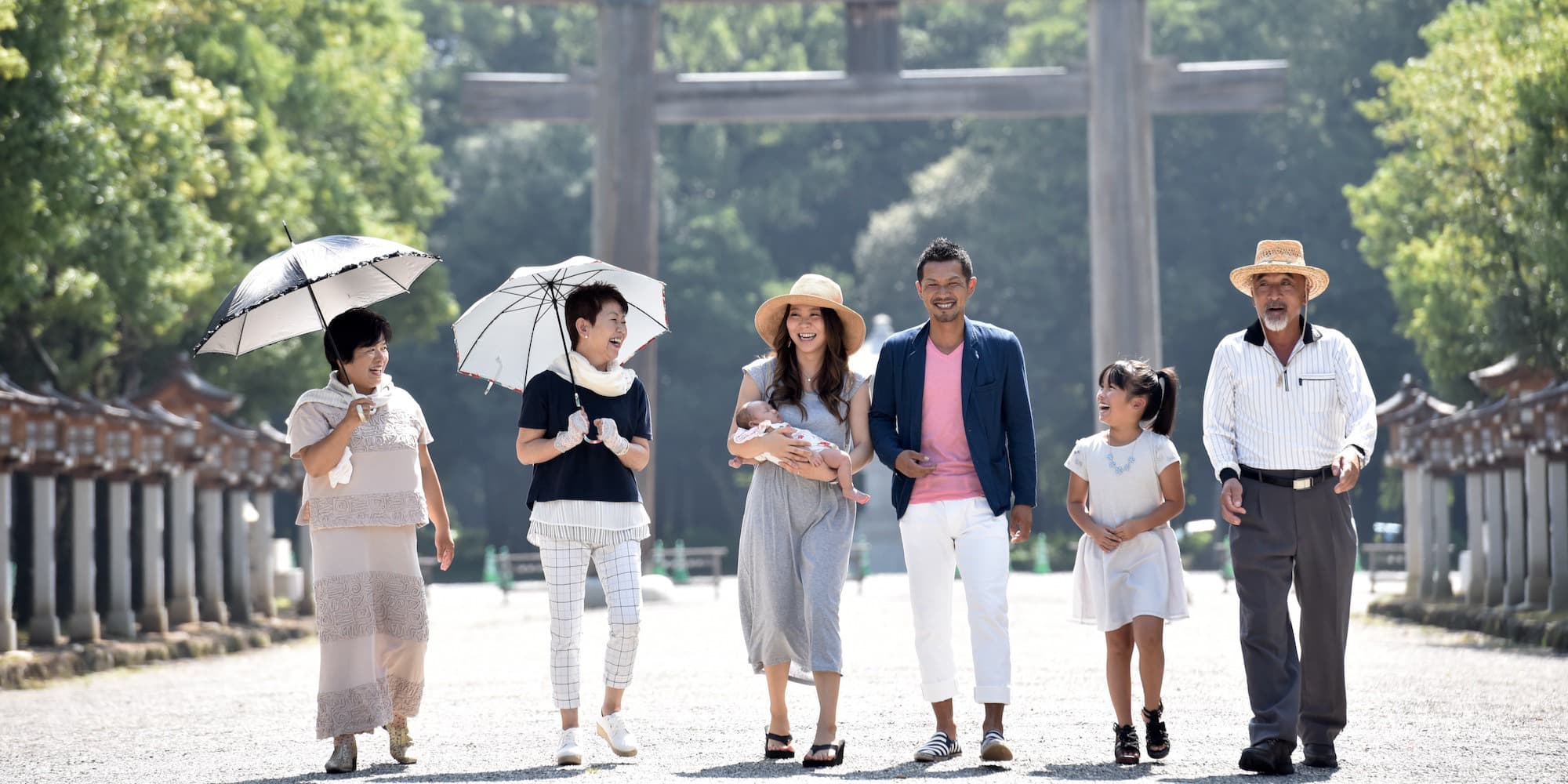 神社にお宮参りに来た赤ちゃん
