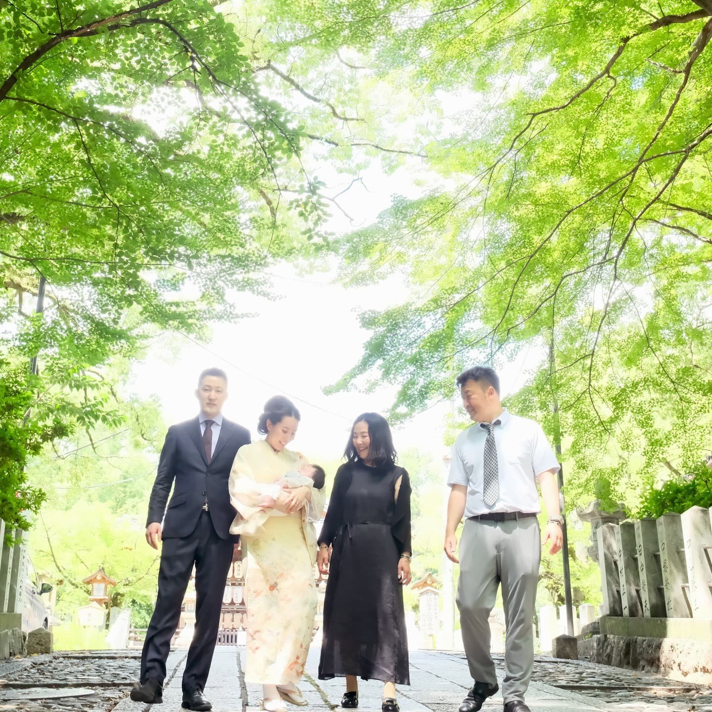 神社でお宮参りをする家族