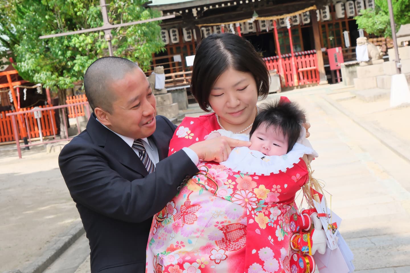 高浜神社でお宮参りをする家族