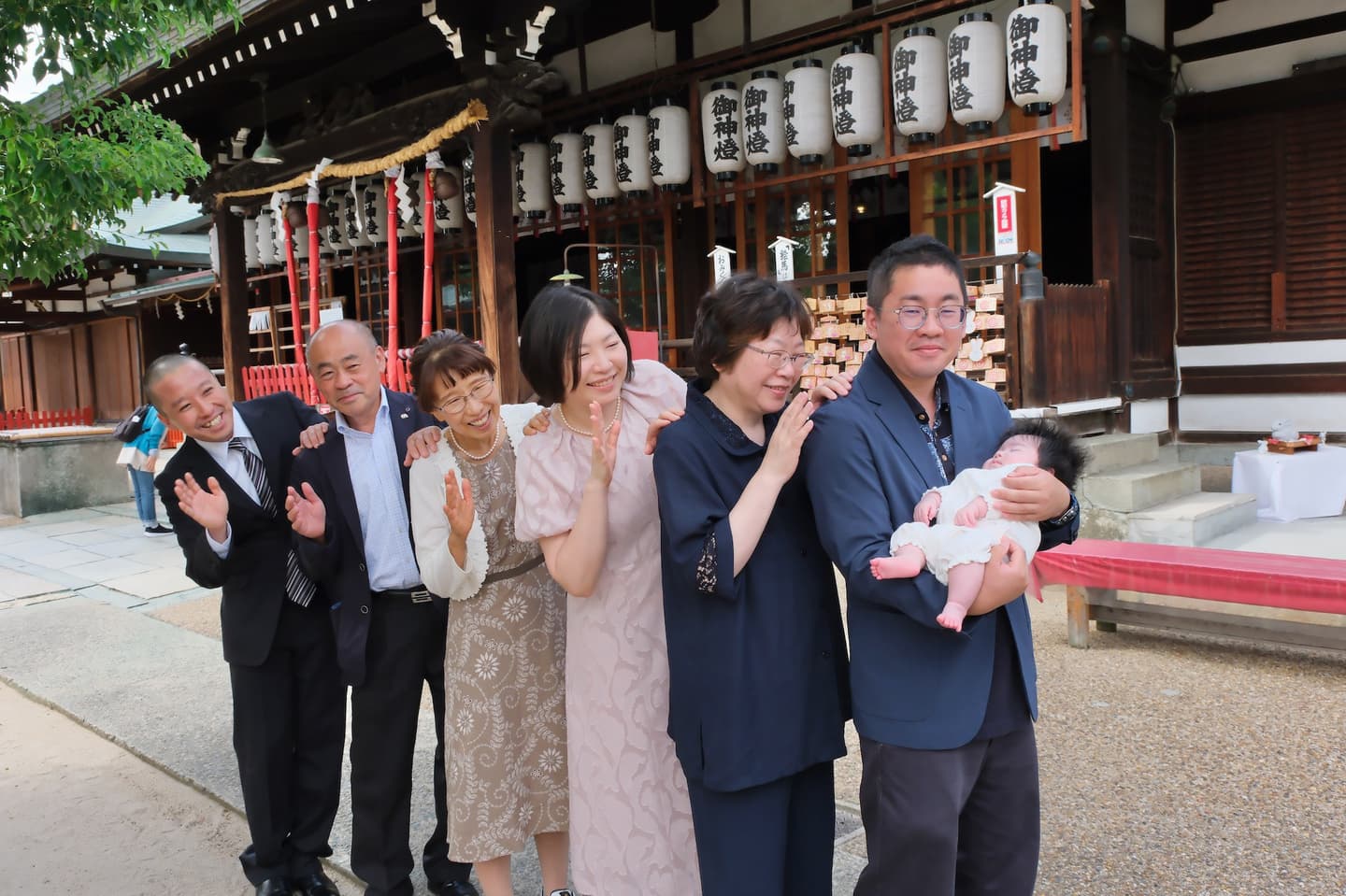 高浜神社でお宮参りをする家族