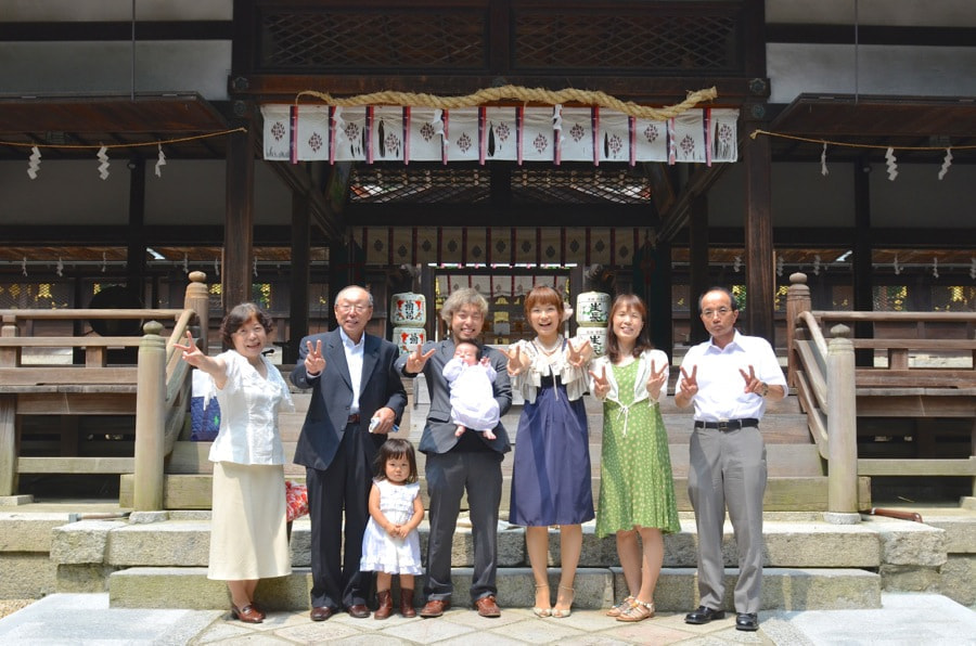 お宮参りに行く時期は、いつ？と迷いながら神社でのお宮参りで着物や色んな服装で初穂料の費用を納めてご祈祷の前や後に撮る記念の家族や赤ちゃんの写真