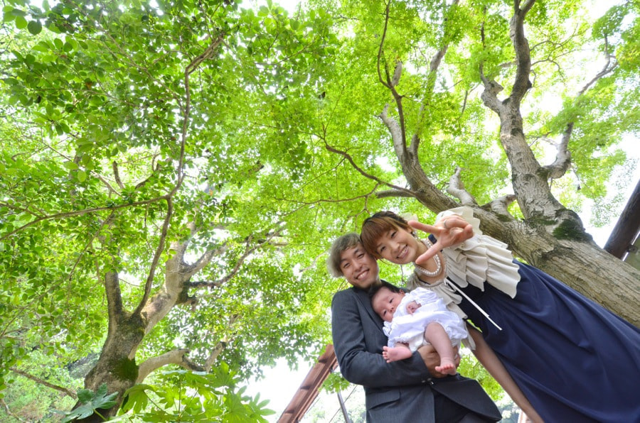 お宮参りに行く時期は、いつ？と迷いながら神社でのお宮参りで着物や色んな服装で初穂料の費用を納めてご祈祷の前や後に撮る記念の家族や赤ちゃんの写真