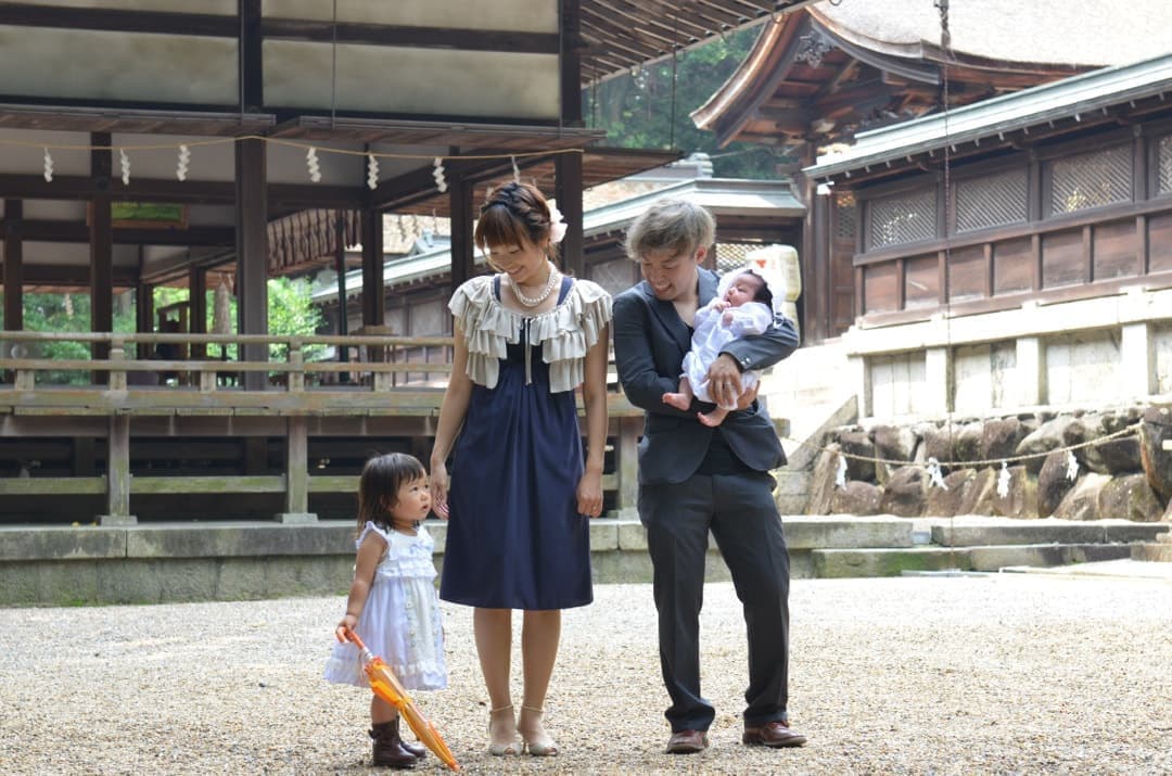 お宮参りに行く時期は、いつ？と迷いながら神社でのお宮参りで着物や色んな服装で初穂料の費用を納めてご祈祷の前や後に撮る記念の家族や赤ちゃんの写真