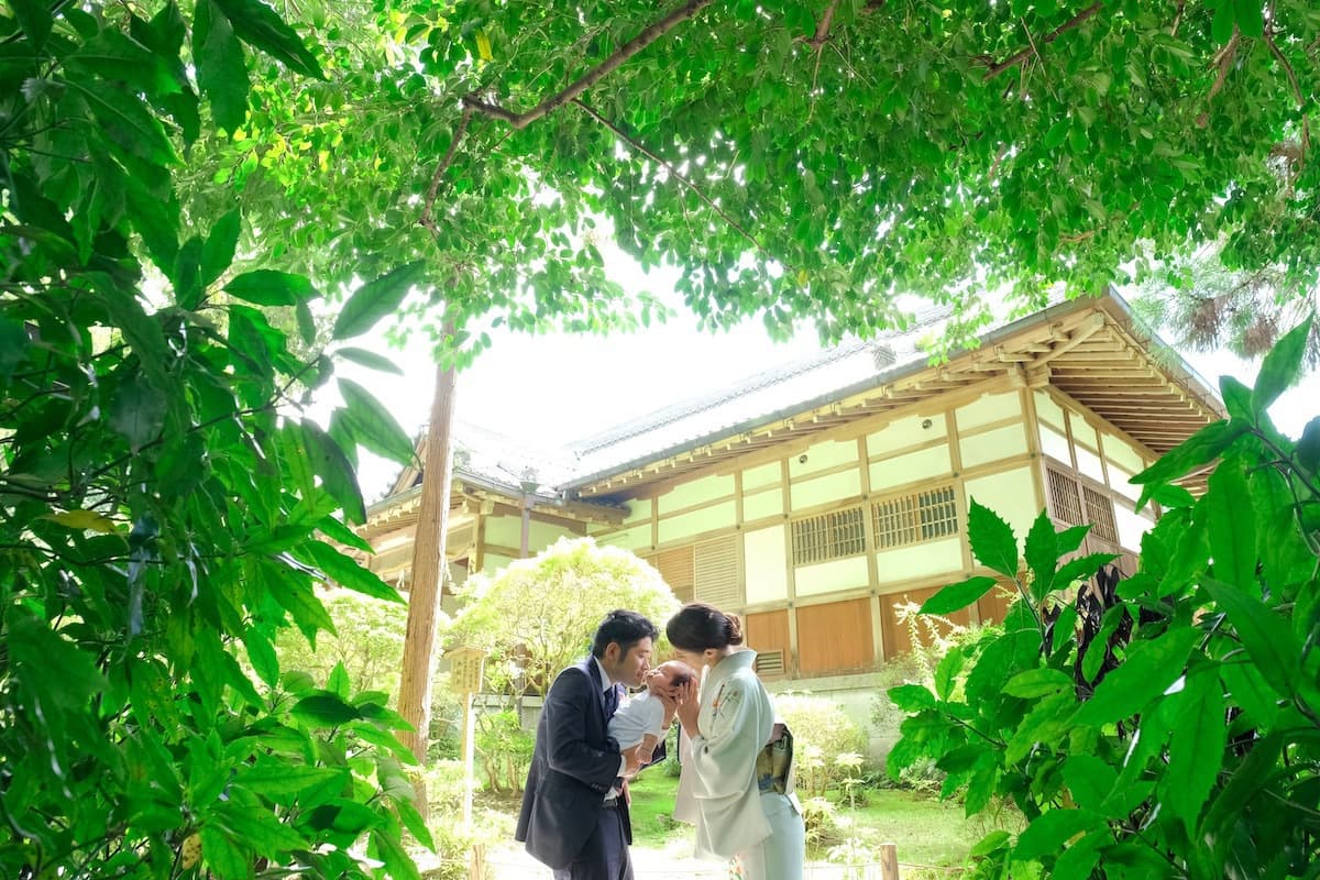 神社でのお宮参りの写真