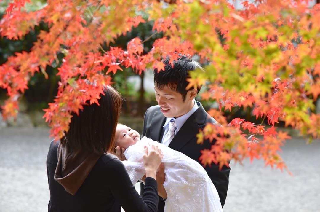 お宮参りに行く時期は、いつ？と迷いながら神社でのお宮参りで着物や色んな服装で初穂料の費用を納めてご祈祷の前や後に撮る記念の家族や赤ちゃんの写真