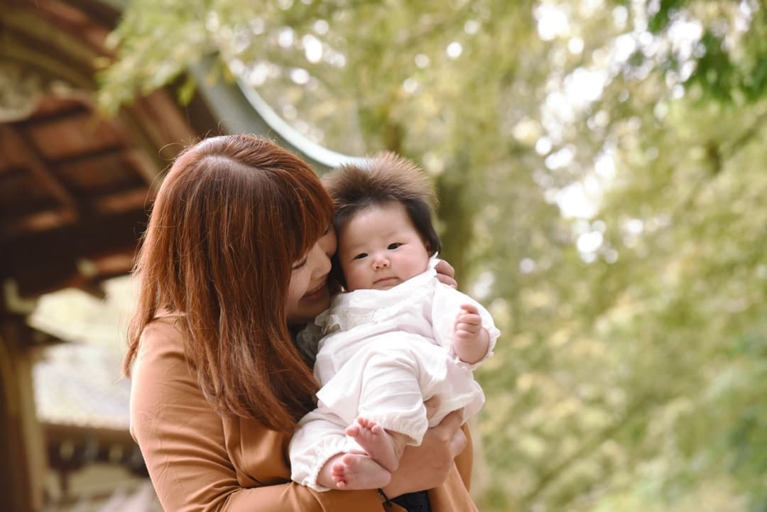 お宮参りに行く時期は、いつ？と迷いながら神社でのお宮参りで着物や色んな服装で初穂料の費用を納めてご祈祷の前や後に撮る記念の家族や赤ちゃんの写真