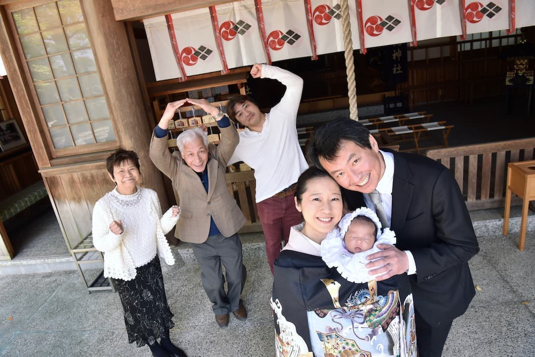 お宮参りに行く時期は、いつ？と迷いながら神社でのお宮参りで着物や色んな服装で初穂料の費用を納めてご祈祷の前や後に撮る記念の家族や赤ちゃんの写真